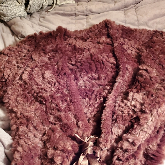 YARNS Faux Fur Brown Classic Shawl/Cape - Picture 5 of 9